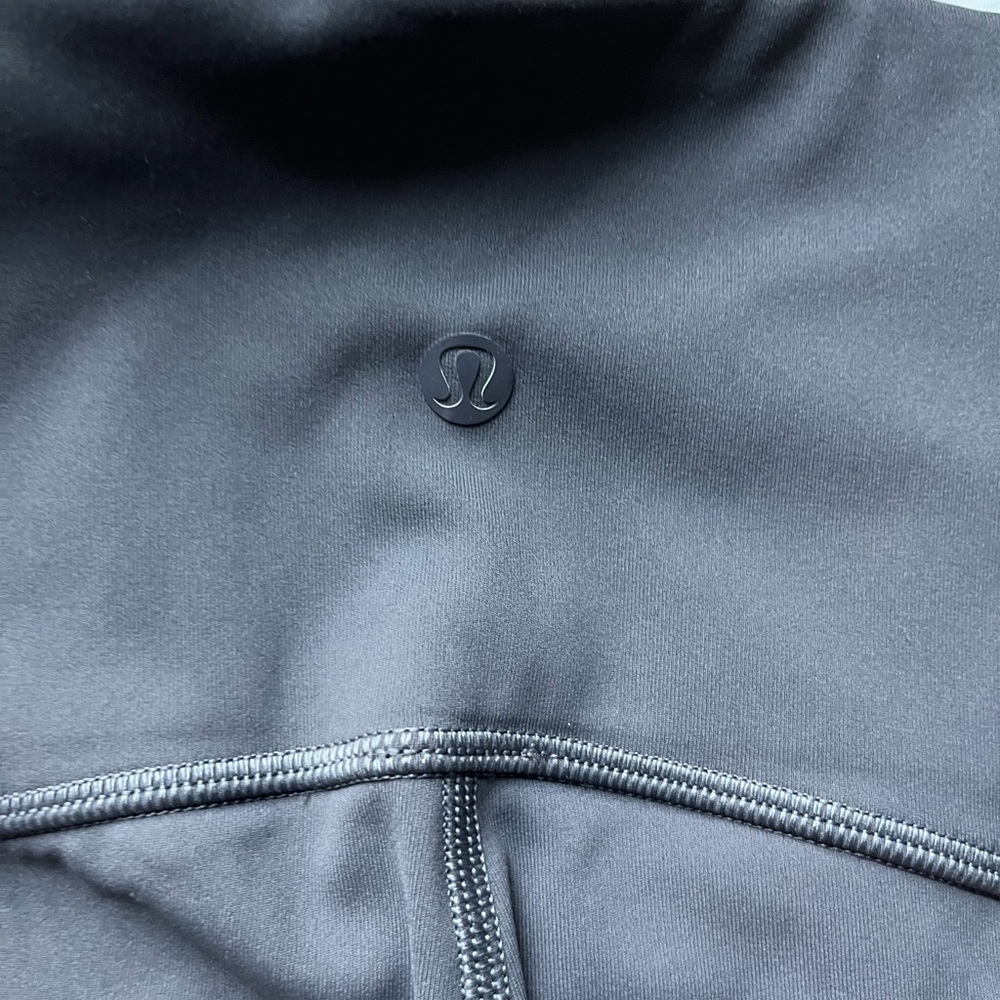 Lululemon crops - Picture 3 of 5